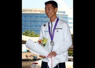 부상 투혼 은메달! 귀국한 우상혁 "발목 다쳤는데 기적처럼 넘었다"