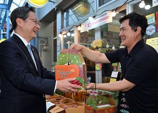 윤영빈 우주청장, 사천 전통시장 방문…“소상공인과 상생”