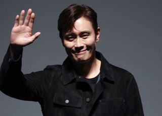 이병헌, 반가운 손인사