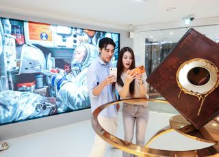 LG U+, 아이폰17 출시 기념 팝업…애플워치·에어팟 등 전 라인업 전시