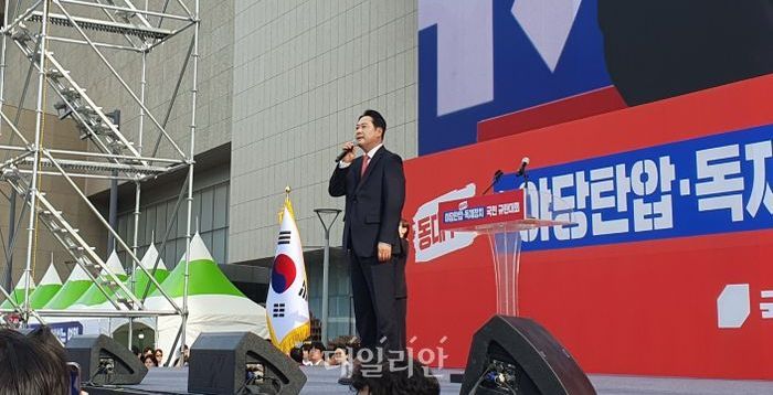 7만 군중 앞에 선 장동혁 "분노를 행동으로…이재명 정권 끝장내야"