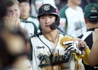 '시즌 22호' 폰세 잡은 안현민, 이튿날 최원태 통타…KT 4위와 0.5게임 차