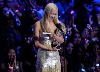아이돌이 이끈 케이팝 정점, ‘획일성’이라는 딜레마 [기자수첩-연예]