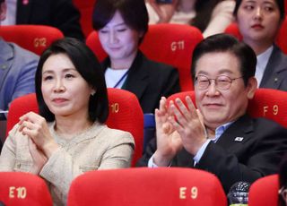 李대통령 지지율 2주째 하락…민주당 0.1%p↓ 국민의힘 2.2%p↑ [리얼미터]