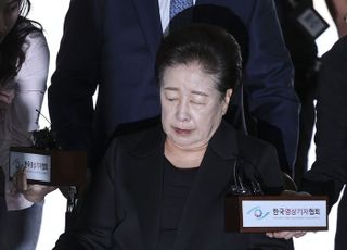 한학자 통일교 총재 구속심사 출석…휠체어 탄 채 '묵묵부답'