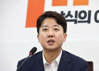 李대통령 '여적여 발언 논란'에 이준석 "커뮤니티서나…어떤 경로로 머릿속 주입됐나"