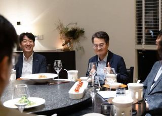 김동연, 중국 도착 첫 일정 충칭서 'AI 기업들과 간담회'