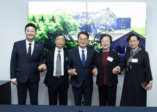 김동연, 中 방문 첫 공식일정 '임시정부 청사' 방문…독립유공자 후손 만나