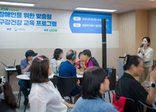 라이온코리아, 시청각장애인 대상 ‘촉수화 통역’ 구강관리 교육