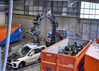 5시리즈가 순식간에 고철 덩어리로… BMW의 타협없는 '친환경' [르포]