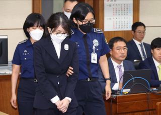 법정으로 들어서는 윤석열 전 대통령 부인 김건희 씨