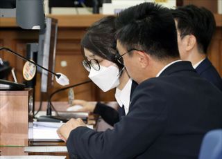 첫 공판 출석한 윤석열 전 대통령 부인 김건희 씨