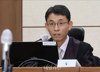 김건희 첫 공판 촬영 허가 사항 설명하는 우인성 부장판사