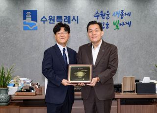미국 아리조나주 한인회, 이재준 수원시장 방문해 감사패 전달