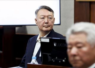 윤석열 전 대통령, 형사 재판 신건 첫 공판 출석
