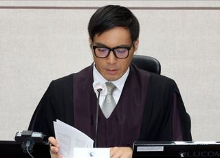 자료 살피는 윤석열 전 대통령 재판 담당 백대현 부장판사