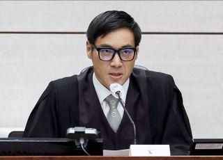 윤석열 전 대통령 첫 공판 발언하는 백대현 부장판사