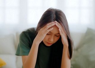 주말에 늦잠 잤더니 '머리가 지끈'...'주말 두통' 원인은? [데일리 헬스]