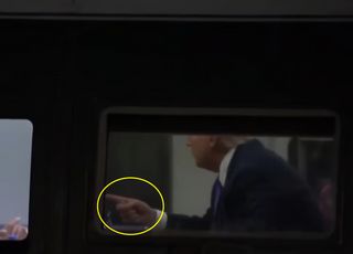 트럼프, 멜라니아에 삿대질...입술판독 전문가 의견은?