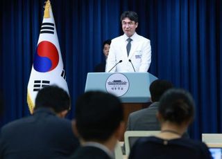 대통령 주치의 "김혜경 여사, 이석증…2~3일 정도 안정 취해야"