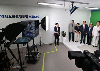 유정복, 추석 맞이 ‘인천형 스마트 경로당’ 방문…디지털 프로그램 체험