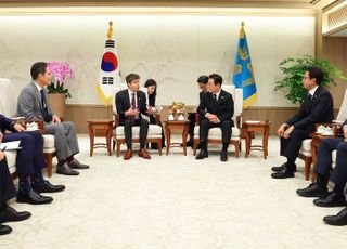李대통령, '챗GPT' 오픈AI 샘 올트먼 접견…삼성·SK에도 핵심 역할 당부