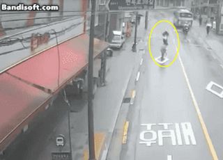 [영상] 무단횡단 노인 숨지게 한 오토바이 운전자 "억울"...한문철 대답은?