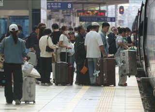 역대급 추석 명절 연휴 시작...귀성객으로 붐비는 서울역