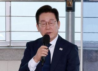 李대통령 “이산가족 생사 확인·편지교류…北 인도적 고려해야”