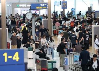 추석 연휴 첫날 인천공항, 노조 파업에도 큰 혼잡 없어