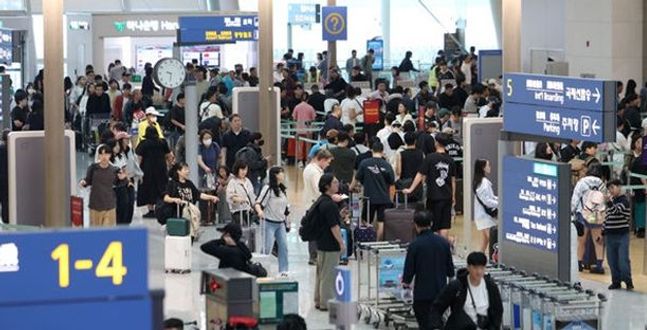 추석 연휴 첫날 인천공항, 노조 파업에도 큰 혼잡 없어