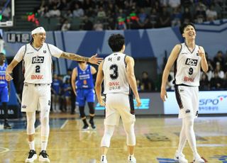 ‘허웅 29점’ 슈퍼팀 KCC, 허훈 없이도 삼성 격파