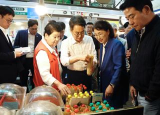 김동연, 추석 연휴 첫 날 파주 문산자유시장 찾아 민생 현장 챙겨