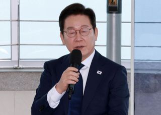 李대통령 "유명 달리한 공무원 명복 빌어…'근무 여건 개선' 관심 가져야"