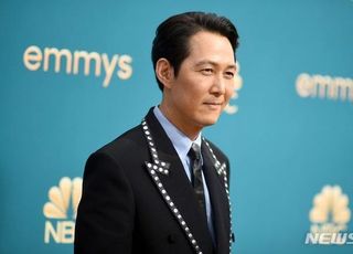 이정재, 韓 최초 '찰리 채플린 어워드' 받았다…양조위·장예모와 어깨 나란히