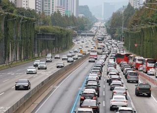 귀성길 '정체 절정' 밤 9시 해소 전망...서울 → 부산 5시간 10분 소요