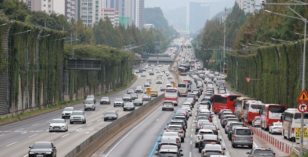 귀성길 '정체 절정' 밤 9시 해소 전망...서울 → 부산 5시간 10분 소요
