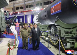 北, KN-23 탄도미사일에 극초음속 탄두 장착한 '화성-11마' 첫 공개