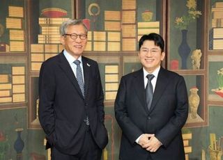 국립중앙박물관, 방시혁 사진 올렸다 '빛삭' 이유는?…"실망이네"