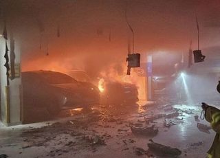 수원 아파트 지하주차장서 벤츠 전기차 화재…차량 3대 불타