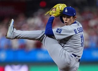 오타니도 포효! 다저스 사사키, 가을의 반전…NLDS 1차전 세이브