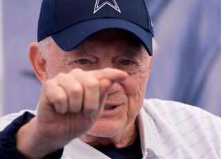 NFL 댈러스 구단주, 손가락 잘못 들었다가 벌금 3.5억