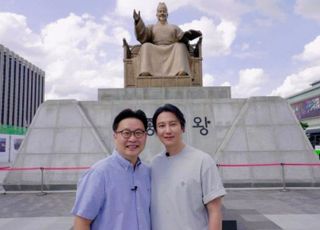 김남길·서경덕, 한글날 맞아 멕시코 한글학교에 교육물품 기증