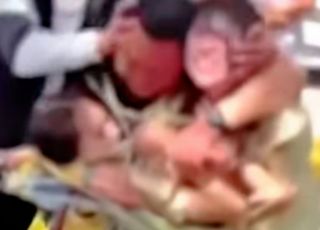 왜 이런 악습을? 결혼 女들러리 묶고 강제 키스 '충격'