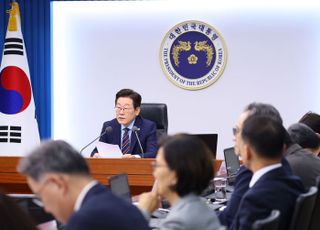 李대통령, 휴가 중 '전산망 마비' 국정자원 찾아 복구인력 격려…화재 14일만