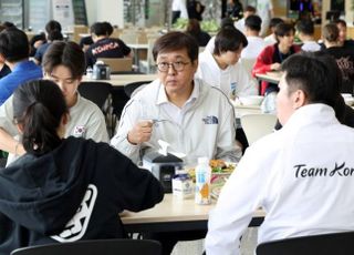 홍명보호 응원! 최휘영 문체부 장관, 브라질전 직관 “전술적 완성도 높이는 기회 됐으면”