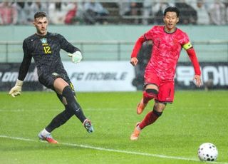 ‘손흥민·비니시우스 보자!’ 가을비도 막지 못한 상암벌 축구 열기