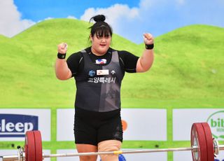 허리 통증 이겨낸 역도 박혜정…개인 두 번째 세계선수권 금메달