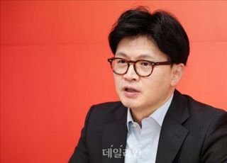"감기 환자 '다리' 절단이 개혁?"…한동훈, 강훈식 '개혁론 수술대 마취' 비유 맞불