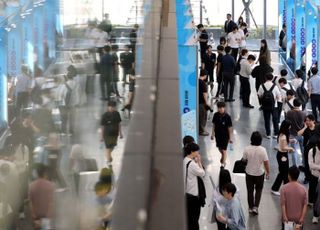 ‘100년 만에 처음’ 20대 인구, 70대 이상에 추월